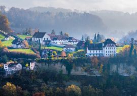Lais Puzzle - Eine schöne und farbenfrohe neblige Herbstlandschaft rund um die historische Stadt Fribourg, Schweiz - 1.000 Teile