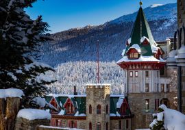 Lais Puzzle - Alpenlandschaft mit Schloss im Vordergrund, im Hintergrund die verschneiten Schweizer Alpen - 1.000 Teile