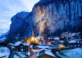 Lais Puzzle - erstaunliches touristisches Alpendorf bei Nacht im Winter mit berühmter Kirche und Staubbach-Wasserfall Lauterbrunnen Schweiz Europa - 1.000 Teile
