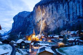 Lais Puzzle - erstaunliches touristisches Alpendorf bei Nacht im Winter mit berühmter Kirche und Staubbach-Wasserfall Lauterbrunnen Schweiz Europa - 2.000 Teile
