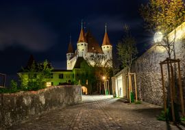 Lais Puzzle - Nächtliche Ansicht des Schlosses Thun in der Stadt Thun, Berner Oberland, Schweiz - 1.000 Teile