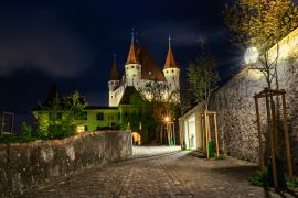 Lais Puzzle - Nächtliche Ansicht des Schlosses Thun in der Stadt Thun, Berner Oberland, Schweiz - 2.000 Teile