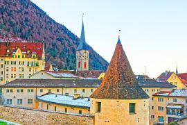 Lais Puzzle - Turm und Kirche von St. Martin in Chur am Morgen. Chur ist die Hauptstadt des Kantons Graubünden in der Schweiz - 2.000 Teile