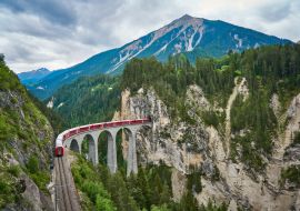 Lais Puzzle - Der rote Zug fährt über die Brücke des Landwasserviadukts im Kanton Graubünden, Schweiz. Der Bernina Express / Glacier Express benutzt diese Bahnstrecke - 1.000 Teile