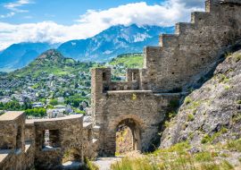 Lais Puzzle - Eingangstür und Mauer der Ruine des Schlosses Tourbillon und Sion Hügel und Stadtpanorama im Hintergrund Sion Wallis Schweiz - 1.000 Teile