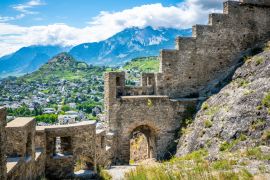 Lais Puzzle - Eingangstür und Mauer der Ruine des Schlosses Tourbillon und Sion Hügel und Stadtpanorama im Hintergrund Sion Wallis Schweiz - 2.000 Teile