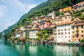 Lais Puzzle - Blick auf das Fischerdorf Gandria mit bunten Häusern am Luganersee an einem schönen Sommertag in der Schweiz - 2.000 Teile