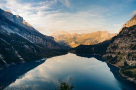 Lais Puzzle - Idyllischer Panoramablick auf den Oeschinensee. Bild oder Postkartenansicht des Oeschinensees bei Kandersteg, Schweiz - 2.000 Teile