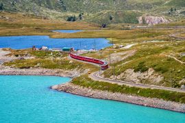 Lais Puzzle - Bernina Express am Weißen See in Ospizio Bernina, Engadin, Schweiz - 2.000 Teile