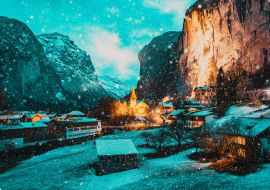 Lais Puzzle - erstaunliches touristisches Alpendorf bei Nacht im Winter mit berühmter Kirche und Staubbach-Wasserfall Lauterbrunnen Schweiz Europa - 1.000 Teile