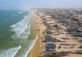 Lais Puzzle - Luftaufnahme des Fischerdorfs, Pirogen, Fischerboote in Kayar, Senegal - 1.000 Teile