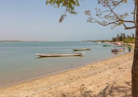 Lais Puzzle - Landschaft mit Meer und Holzbooten, umgeben von Stränden und Grünflächen im Senegal - 1.000 Teile