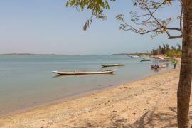 Lais Puzzle - Landschaft mit Meer und Holzbooten, umgeben von Stränden und Grünflächen im Senegal - 2.000 Teile