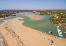 Lais Puzzle - Luftaufnahme von Stränden, umgeben von Kreuzfahrtschiffen und Grünanlagen im Senegal - 1.000 Teile