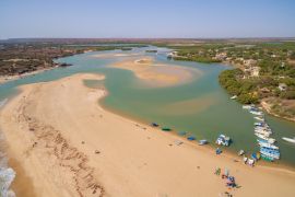 Lais Puzzle - Luftaufnahme von Stränden, umgeben von Kreuzfahrtschiffen und Grünanlagen im Senegal - 2.000 Teile