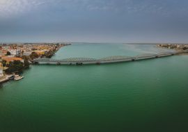 Lais Puzzle - Luftaufnahme des Senegal-Flusses in Sant Louis, Senegal, mit der Faidherbe-Brücke, die den neuen Teil der Stadt verbindet, an einem bewölkten Tag - 1.000 Teile