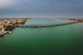 Lais Puzzle - Luftaufnahme des Senegal-Flusses in Sant Louis, Senegal, mit der Faidherbe-Brücke, die den neuen Teil der Stadt verbindet, an einem bewölkten Tag - 2.000 Teile