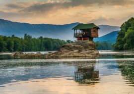 Lais Puzzle - Einsames Haus am Fluss Drina in Bajina Basta, Serbien - 1.000 Teile