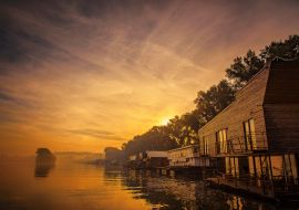 Lais Puzzle - Erstaunlicher Sonnenaufgang und aufgereihte Wasserhäuser am Ufer des Flusses Sava in Belgrad - 1.000 Teile