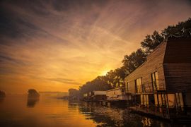 Lais Puzzle - Erstaunlicher Sonnenaufgang und aufgereihte Wasserhäuser am Ufer des Flusses Sava in Belgrad - 2.000 Teile