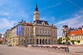 Lais Puzzle - Freiheitsplatz in Novi Sad Bögen und Architektur Blick - 2.000 Teile