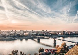 Lais Puzzle - Panorama von Novi Sad von der Festung Petrovaradin, Brücke über die Donau an einem schönen sonnigen Tag - 1.000 Teile