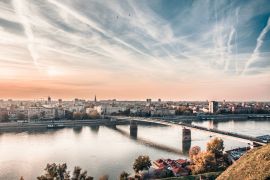 Lais Puzzle - Panorama von Novi Sad von der Festung Petrovaradin, Brücke über die Donau an einem schönen sonnigen Tag - 2.000 Teile