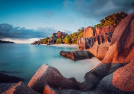 Lais Puzzle - Einzigartig geformte Granitfelsen und ein dramatischer Sonnenuntergang am Strand Anse Source d'Argent, Insel La Digue, Seychellen. Lange Belichtung - 1.000 Teile