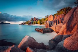 Lais Puzzle - Einzigartig geformte Granitfelsen und ein dramatischer Sonnenuntergang am Strand Anse Source d'Argent, Insel La Digue, Seychellen. Lange Belichtung - 2.000 Teile