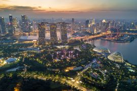 Lais Puzzle - Luftaufnahme des Finanzdistrikts von Singapur bei Sonnenuntergang mit Wolkenkratzern und schönem Himmel. Singapur Stadtzentrum - 2.000 Teile