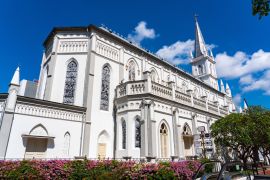 Lais Puzzle - Chijmes Kirche in Singapur mit blauem Himmel Hintergrund - 2.000 Teile