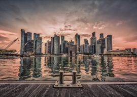Lais Puzzle - Skyline von Singapur und Blick auf das Geschäftsviertel in der Innenstadt mit Holzsteg an der Marina Bay bei Sonnenuntergang. Vintage-Ton - 1.000 Teile