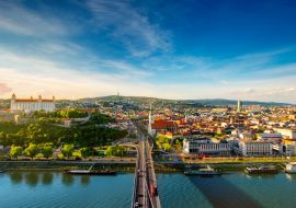 Lais Puzzle - Luftaufnahme von Bratislava mit Blick auf die Altstadt mit der Kathedrale St. Martin, dem Burgberg und der Donau bei Sonnenuntergang in der Slowakei - 1.000 Teile