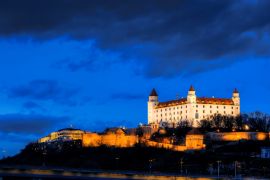 Lais Puzzle - Nächtlicher Blick auf die Burg von Bratislava vom Fluss aus mit dramatischem Sonnenuntergang, Slowakei - 2.000 Teile