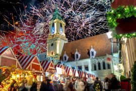 Lais Puzzle - Nächtlicher Hauptplatz in Bratislava, Slowakei, während des Weihnachtsmarktes mit großem Feuerwerk im Hintergrund - 2.000 Teile