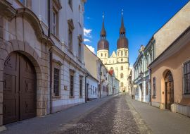 Lais Puzzle - Historische Straße, die zur Sankt-Nikolaus-Kirche führt, einer gotischen Kathedrale in der Stadt Trnava, Slowakei, Europa - 1.000 Teile