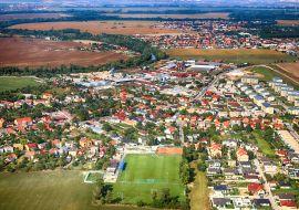 Lais Puzzle - Blick von oben auf ein Dorf, ein landwirtschaftliches Feld und einen Fußballplatz in der Nähe von Bratislava, Slowakei - 1.000 Teile