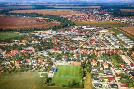 Lais Puzzle - Blick von oben auf ein Dorf, ein landwirtschaftliches Feld und einen Fußballplatz in der Nähe von Bratislava, Slowakei - 2.000 Teile