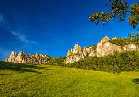 Lais Puzzle - Berglandschaft mit felsigen Gipfeln im Hintergrund im Sommer. Das Nationale Naturschutzgebiet Sulov Rocks, Slowakei, Europa - 1.000 Teile