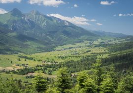 Lais Puzzle - Schöner erhöhter Blick auf die Berge in der Slowakei. Bachledova dolina, Zdiar Dorf und Belianske Tatry Berge von einem erhöhten Aussichtspunkt auf einem Wanderweg an einem Sommertag gesehen - 1.000 Teile