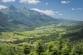 Lais Puzzle - Schöner erhöhter Blick auf die Berge in der Slowakei. Bachledova dolina, Zdiar Dorf und Belianske Tatry Berge von einem erhöhten Aussichtspunkt auf einem Wanderweg an einem Sommertag gesehen - 2.000 Teile