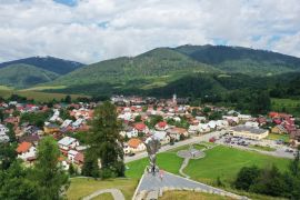 Lais Puzzle - Luftaufnahme der Janosik-Statue im Dorf Terchova in der Slowakei - 2.000 Teile