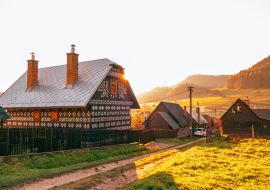 Lais Puzzle - Alte Holzhäuser im slowakischen Dorf Cicmany im Herbst. Einzigartige Dekoration von Blockhäusern nach Mustern der traditionellen Stickerei im Dorf Cicmany, UNESCO-Weltkulturerbe, Slowakei - 1.000 Teile