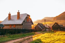 Lais Puzzle - Alte Holzhäuser im slowakischen Dorf Cicmany im Herbst. Einzigartige Dekoration von Blockhäusern nach Mustern der traditionellen Stickerei im Dorf Cicmany, UNESCO-Weltkulturerbe, Slowakei - 2.000 Teile