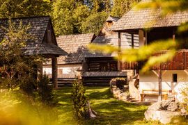 Lais Puzzle - Dorfmuseum Orava, Zuberec, Slowakei. Dorf der Volksarchitektur in der natürlichen Umgebung - 2.000 Teile