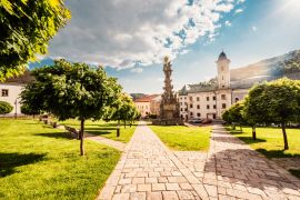 Lais Puzzle - Historischer Stadtplatz in der Bergbaustadt Kremnica in der Slowakei. Aussicht auf die Burg und die St. Katharinen-Kirche in der Stadt - 2.000 Teile