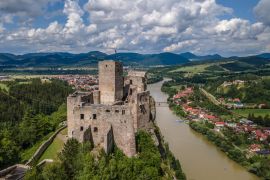 Lais Puzzle - Luftaufnahme des Schlosses in der Gemeinde Strecno in der Slowakei - 2.000 Teile