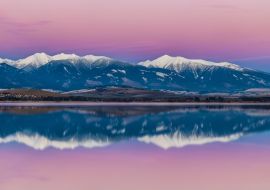 Lais Puzzle - Winterlandschaft bei Sonnenuntergang. Schneebedeckte Berge spiegeln sich im See. Stausee Liptovska Mara mit der Westlichen Tatra im Hintergrund, Slowakei, Europa - 1.000 Teile