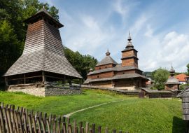 Lais Puzzle - Die griechisch-katholische Holzkirche St. Nikolaus aus dem Dorf Zboj, die sich im Museum für Volksarchitektur im Kurort Bardejov, Slowakei, befindet - 1.000 Teile