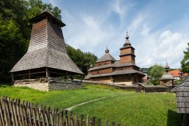 Lais Puzzle - Die griechisch-katholische Holzkirche St. Nikolaus aus dem Dorf Zboj, die sich im Museum für Volksarchitektur im Kurort Bardejov, Slowakei, befindet - 2.000 Teile